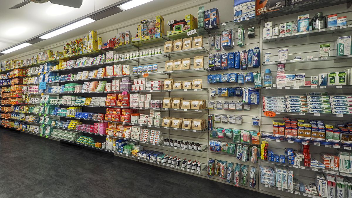 Interno della Farmacia San Lorenzo, banco vendita