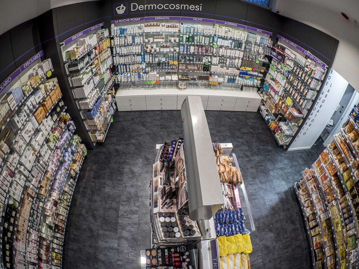 Interno della Farmacia San Lorenzo, area consulenza