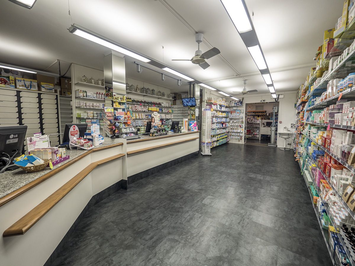 Interno della Farmacia San Lorenzo, ingresso